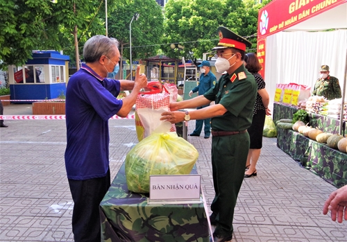 Bộ tư lệnh Thủ đô Hà Nội chia sẻ khó khăn với nhân dân trong đại dịch